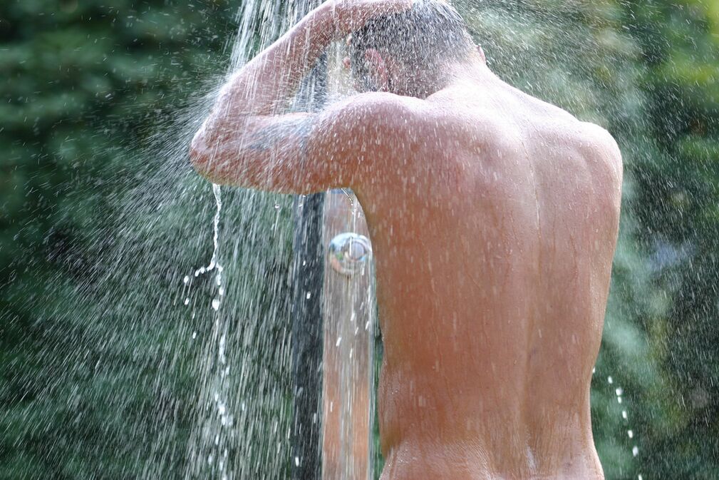 用苏打水洗完澡后，男人需要洗个冷水澡。